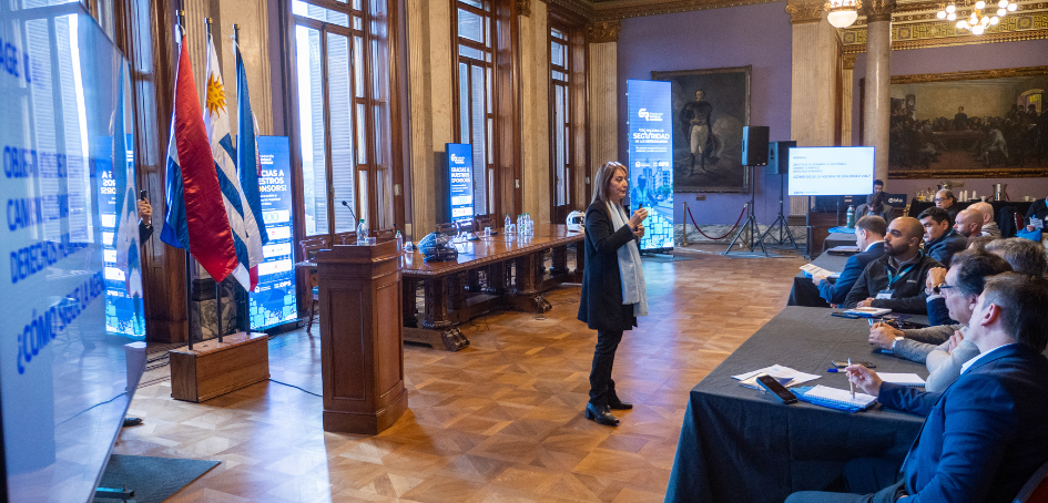 Dra. Gaby Lencina durante su exposición