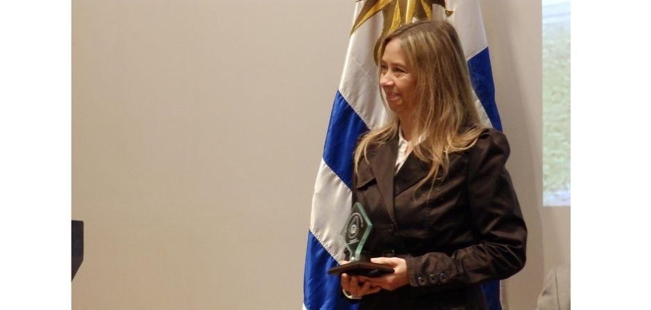 Dra. Diana Domenech luciendo su Reconocimiento Dra. Diana Domenech luciendo su Reconocimiento