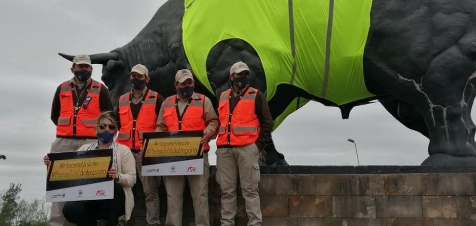 Efectivos de Policía Caminera promoviendo Campaña #Pensatuvidaimporta