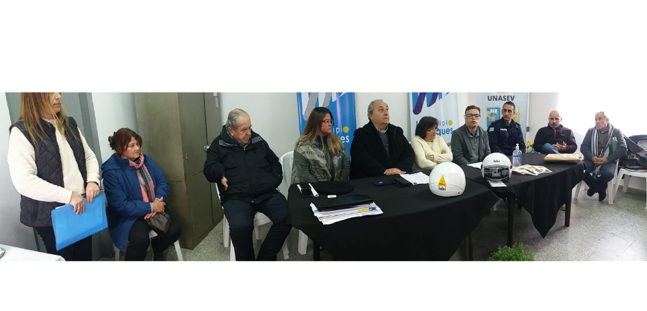 Foto panorámica de mesa de presentación en Municipio de Migues