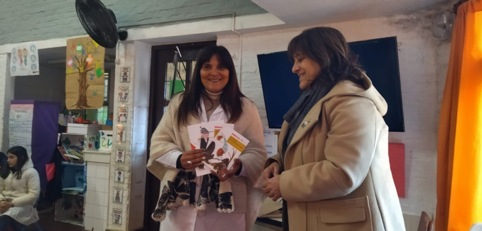Entrega de donación de libros sobre educación vial en escuela de Artigas