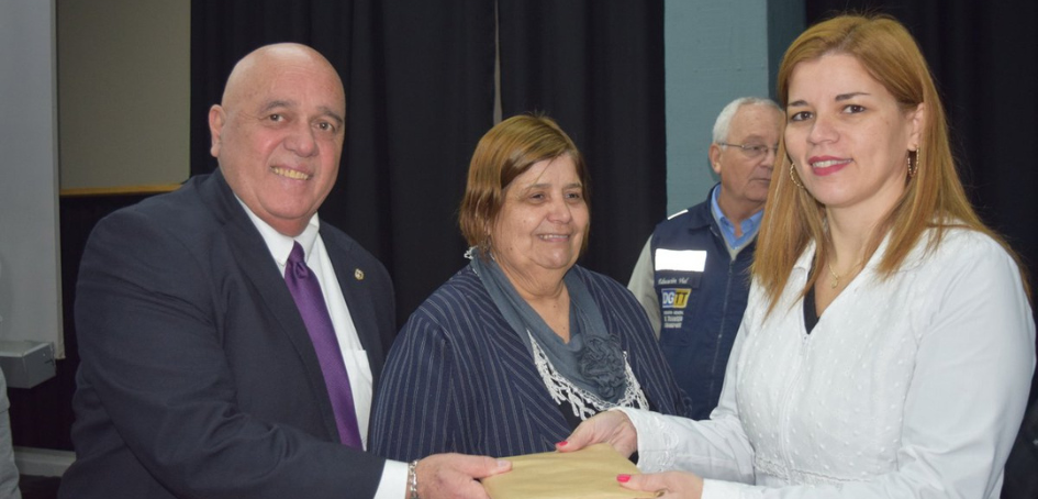 Director Carlos Manzor realizando entrega de donación de libros sobre seguridad vial