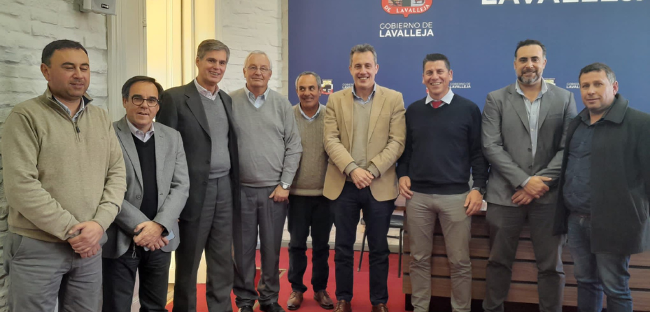 Autoridades de Intendencias de Lavalleja y Rivera con Directores de Unasev Autoridades de Intendencias de Lavalleja y Rivera con Directores de Unasev