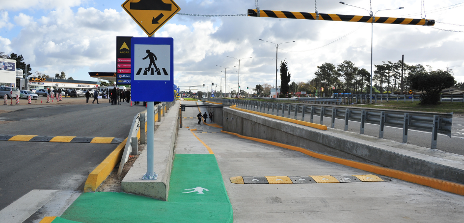 Acceso a túneles subterráneos en kilómetrto 36 de Ruta Interbalnearia