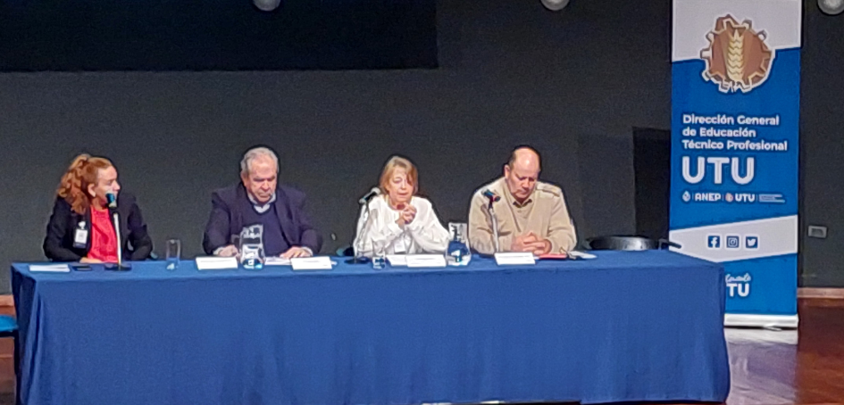 En la mesa de izquierda a derecha Verónica Curbelo, Jorge Alfaro, Adriana Varela, Alessander Tironi