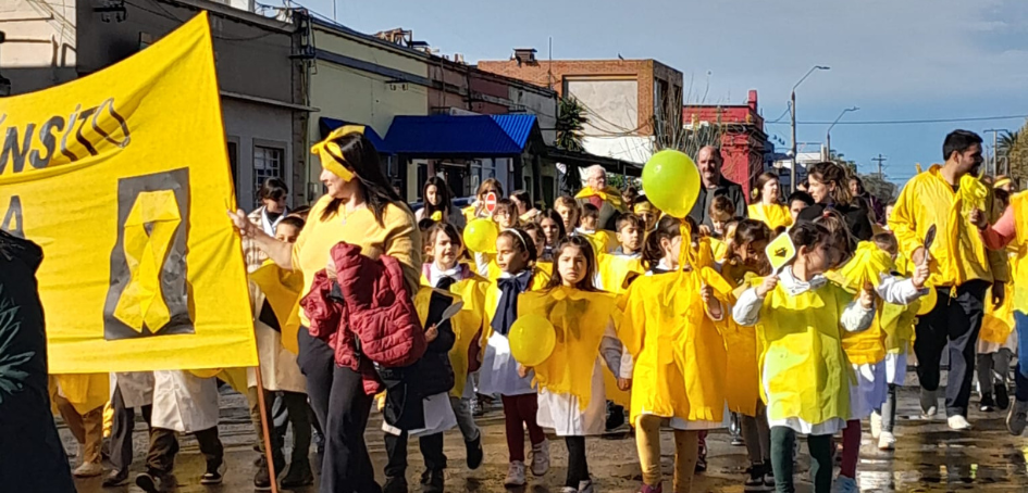 Escolares desfilando en Tarariras en el marco de Mayo Amarillo