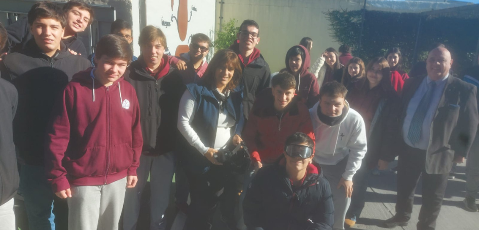 Estudiantes liceales experimentando lentes simuladores de incidencia de drogas en la percepción Estudiantes liceales experimentando lentes simuladores de incidencia de drogas en la percepción