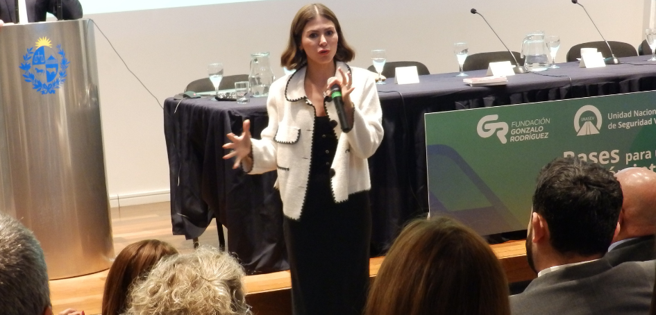 Diputada Mónica Magaña responde consultas del público Diputada Mónica Magaña responde consultas del público