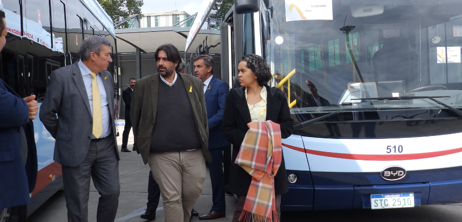 Jercarcas de Curcsa y Unasev momentos después de vistar una unidad de transporte colectivo eléctrica Jercarcas de Curcsa y Unasev momentos después de vistar una unidad de transporte colectivo eléctrica