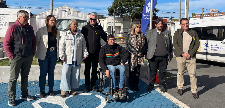y Enzo Blanco, integrante de la Asociación de Consultores de CeReSur junto a autoridades presentes y Enzo Blanco, integrante de la Asociación de Consultores de CeReSur junto a autoridades presentes