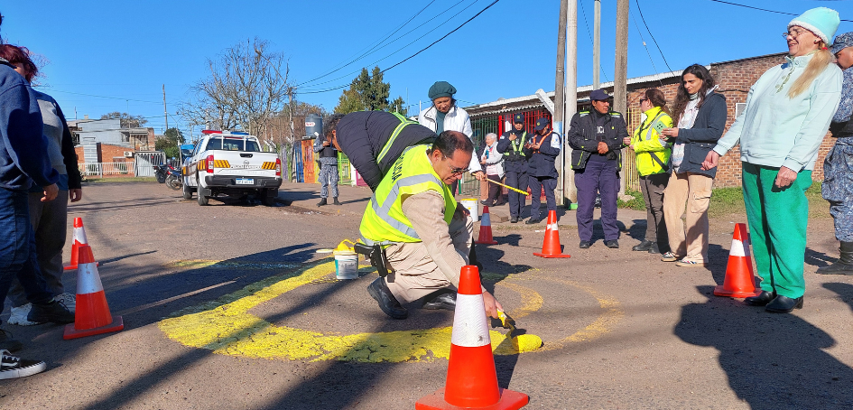 Efectivo de Policía Caminera pintando lazo amarillo frente a Policlínica UBA 8 Efectivo de Policía Caminera pintando lazo amarillo frente a Policlínica UBA 8