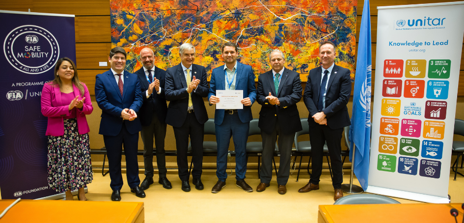 Momento en el que Federico Viotti recibe el reconocimiento por participar en el Encuentro