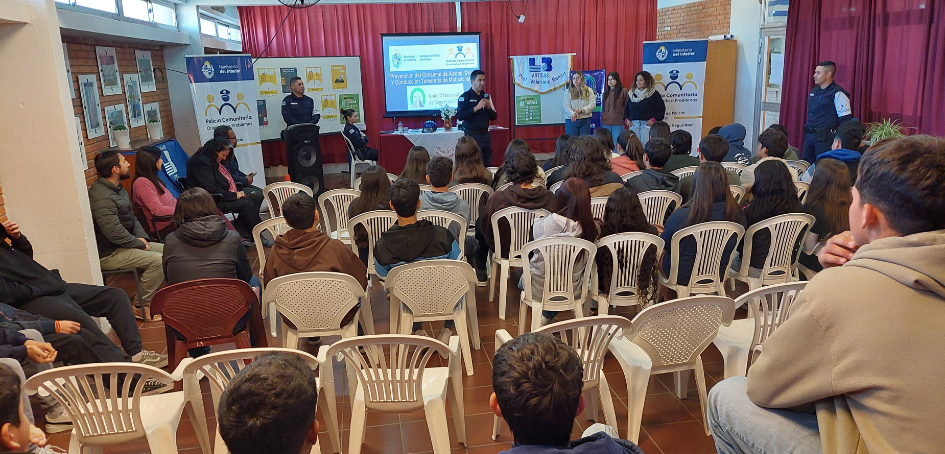 Vista general de intervención de Policía Comunitaria en Liceo 3 de Artigas Vista general de intervención de Policía Comunitaria en Liceo 3 de Artigas