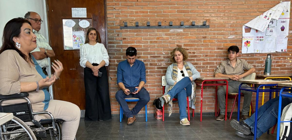 María de los Ángeles Ledesma disertando frente a liceales María de los Ángeles Ledesma disertando frente a liceales