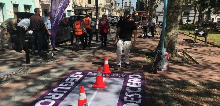 Estudiantes en intervención lúdico preventiva en Plaza Constitución