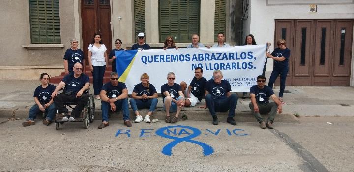 Integrantes de la Red de Víctimas frente a lazo azul Integrantes de la Red de Víctimas frente a lazo azul