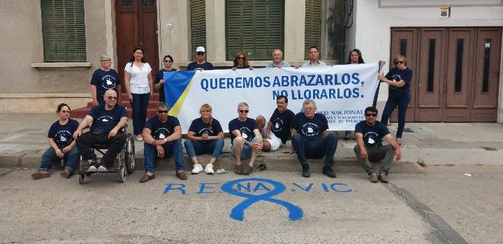 Integrantes de la Red de Víctimas frente a lazo azul