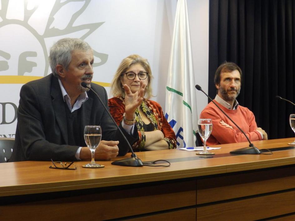Mesa con autoridades