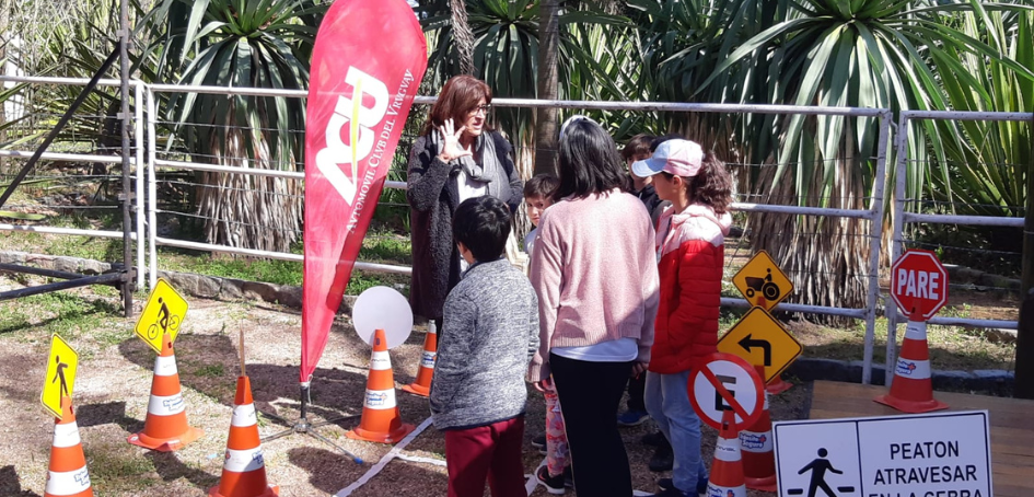 Educadora de UNASEV interactuando con niños en Escuela Vial