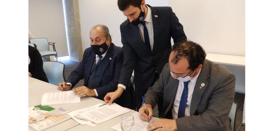 Momento de la firma del Convenio entre CMU y UNASEV