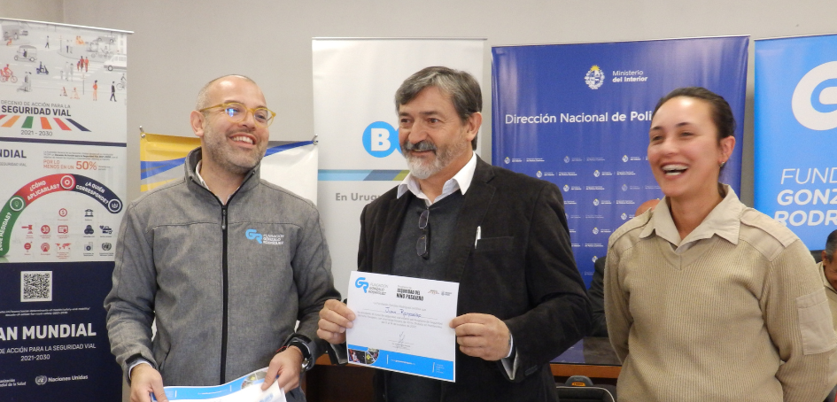 Juan Remeseiro, funcionario de UNASEV, recibe su Certificado de aprobación