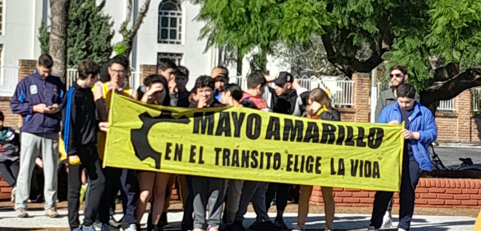 Liceales de Tarariras luciendo consigna en el marco de Mayo Amarillo