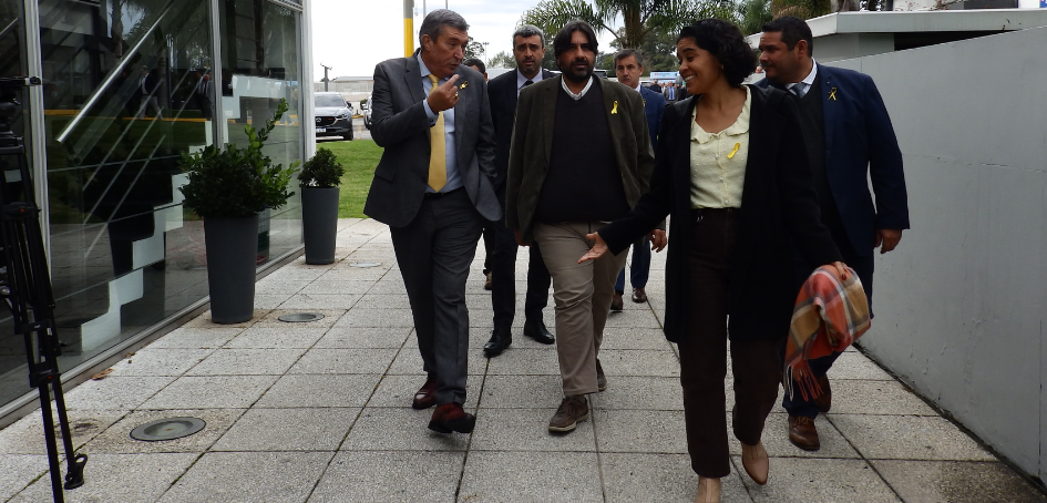 Jerarcas de Cutcsa y Unasev dirigiéndose a Aula de formación de conductores profesionales Jerarcas de Cutcsa y Unasev dirigiéndose a Aula de formación de conductores profesionales