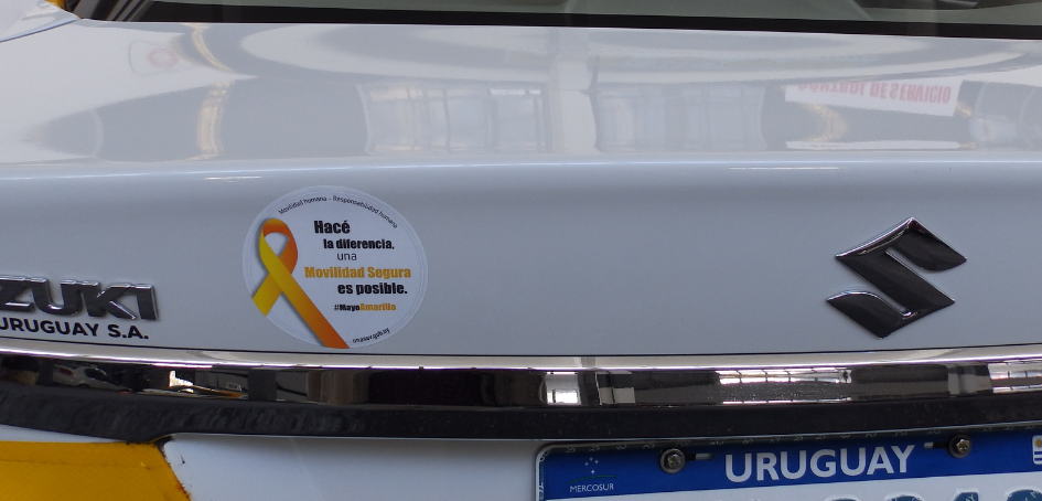 Sticker Mayo Amarillo 1000 en la carrocería de un taxi