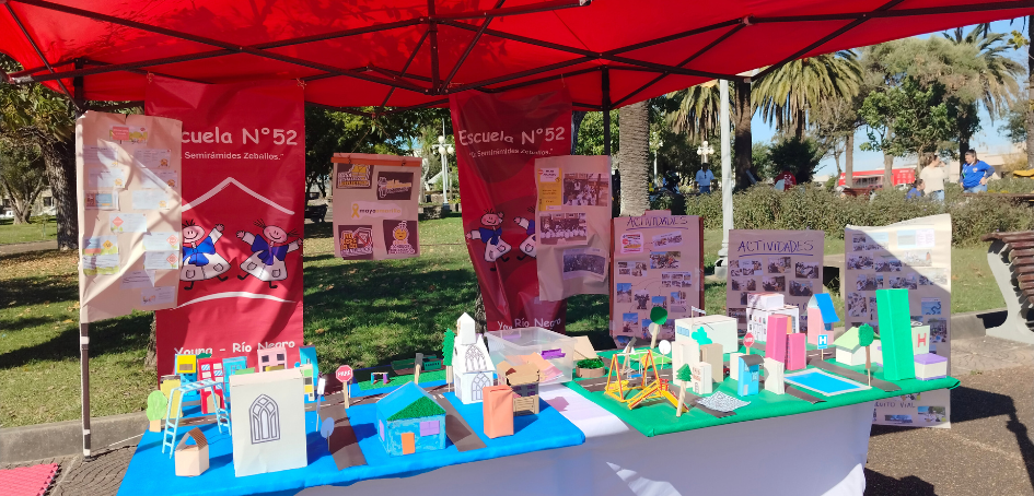 Estand de la Escuela 52 en la Feria de la Seguridad Vial de Young Estand de la Escuela 52 en la Feria de la Seguridad Vial de Young