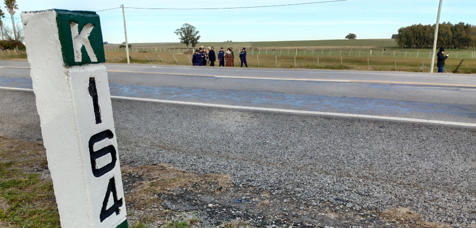 En primer plano mojón de ruta señalizador de kilómetro 164 de Ruta 3 En primer plano mojón de ruta señalizador de kilómetro 164 de Ruta 3