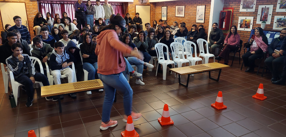 Estudiante realizando prueba de gafas que simulan efecto de sustancias en el organismo Estudiante realizando prueba de gafas que simulan efecto de sustancias en el organismo