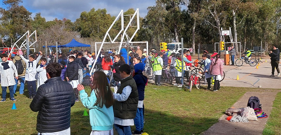 Vista de las actividades al aire libre con escolares Vista de las actividades al aire libre con escolares
