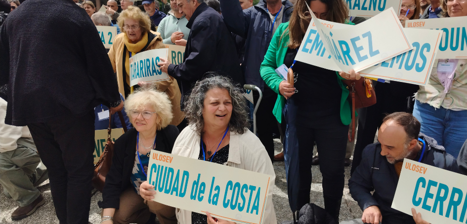 Los delegados de las ULOSEV se preparan para foto grupal en Plaza Independencia de Montevideo Los delegados de las ULOSEV se preparan para foto grupal en Plaza Independencia de Montevideo