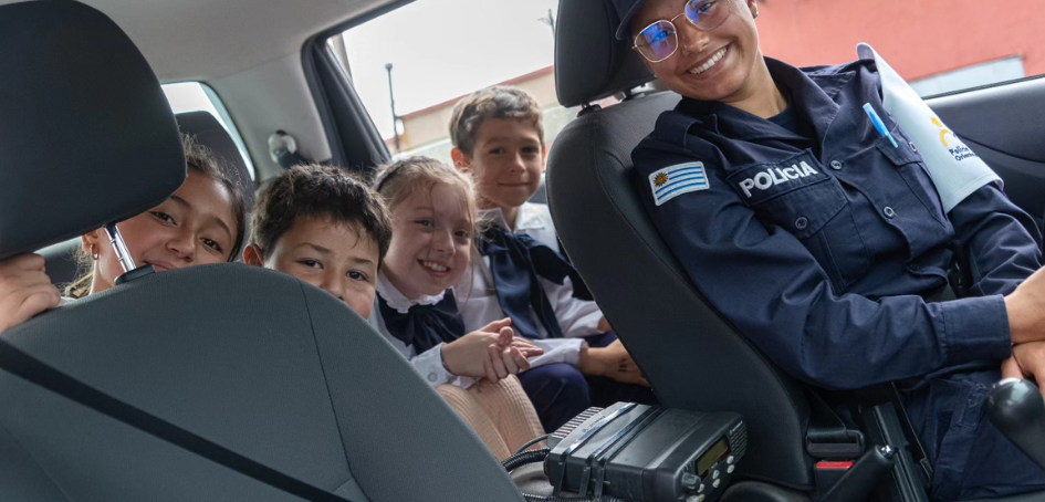 Policía Comunitaria intercambiando con escolares Policía Comunitaria intercambiando con escolares