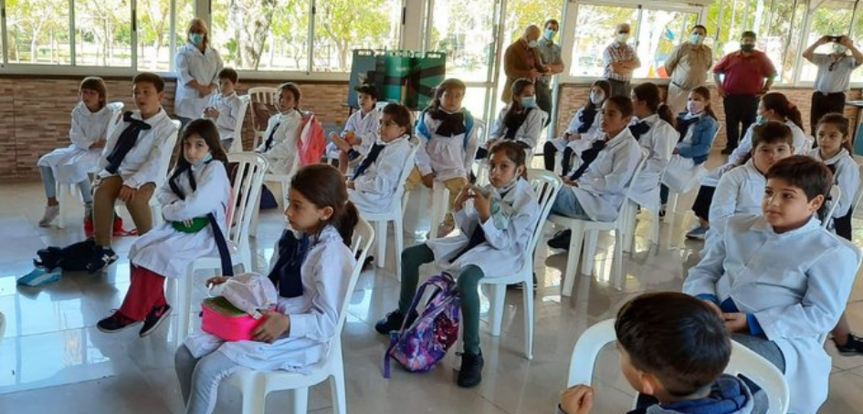 Vista de escolares en presentación de libros sobre Educación Vial donados por Fundación MAPFRE