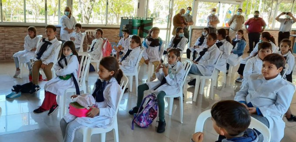 Vista de escolares en presentación de libros sobre Educación Vial donados por Fundación MAPFRE Vista de escolares en presentación de libros sobre Educación Vial donados por Fundación MAPFRE