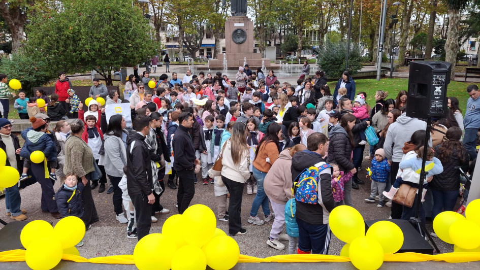Acción por Mayo Amarillo en la Plaza 18 de Julio de Canelones
