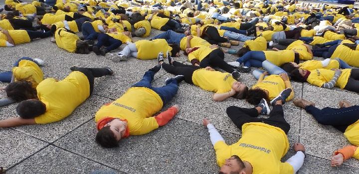 Cuerpos tirados en plaza Independencia simulando muertos por el tránsito 2 Cuerpos tirados en plaza Independencia simulando muertos por el tránsito 2