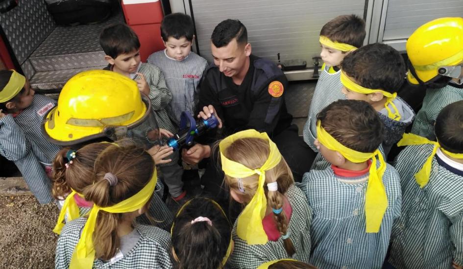 Bombero conversando con prescolares