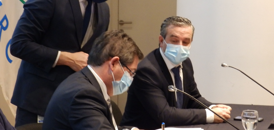 Dr. Cipriani durante la firma del Convenio Dr. Cipriani durante la firma del Convenio