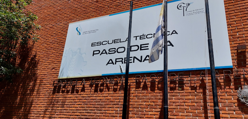 Fachada de UTU de Paso de la Arena Fachada de UTU de Paso de la Arena