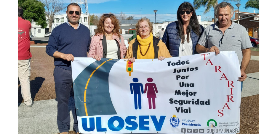 Integrantes de ULOSEV Tarariras luciendo su estandarte Integrantes de ULOSEV Tarariras luciendo su estandarte