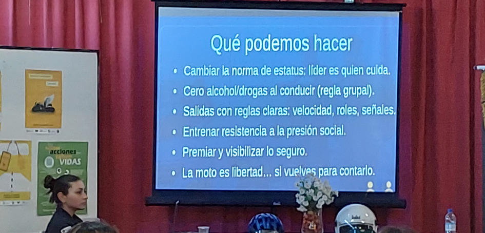 Imagen de una de las presentaciones de Policía Comunitaria en Liceo 3 de Artigas Imagen de una de las presentaciones de Policía Comunitaria en Liceo 3 de Artigas