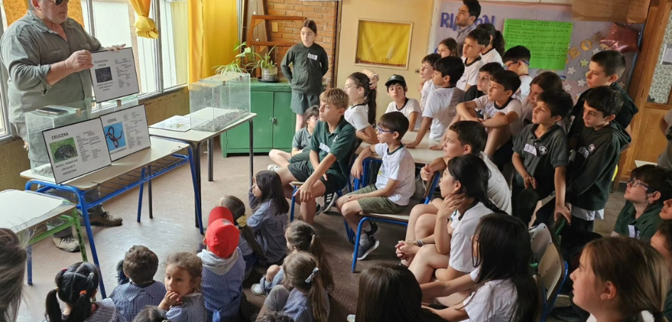 Docente al frente de Taller para escolares Docente al frente de Taller para escolares