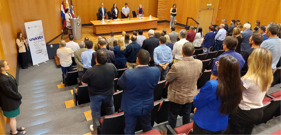 Auditorio durante minuto de silencio en memoria de las víctimas del tránsito