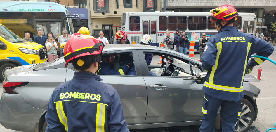Bomberos inicia extricación