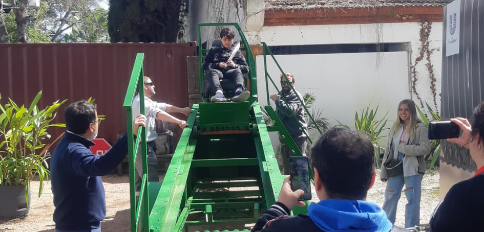 Simulador de impacto de cinturón de seguridad de la Intendencia de Montevideo en estand de Expo Prad