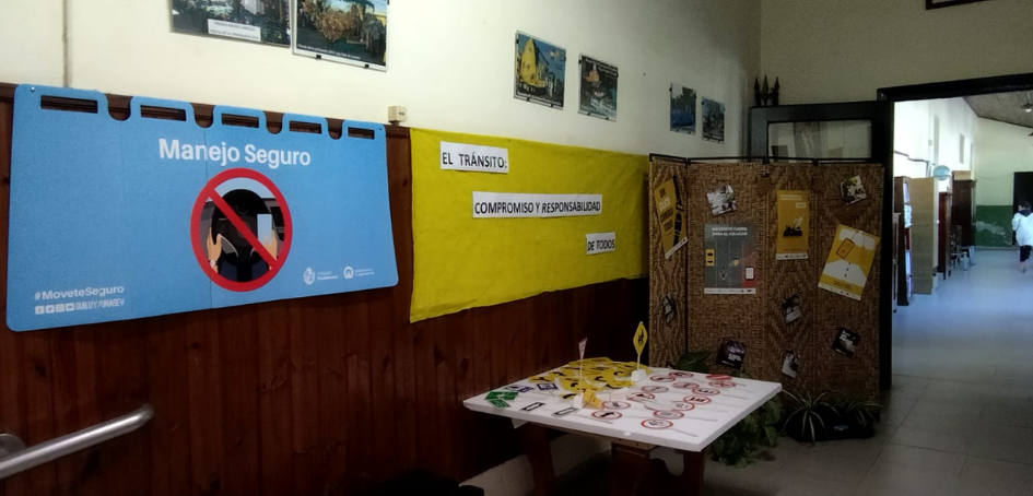 Pasillos de centro educativo con material sobre seguridad vial_2 Pasillos de centro educativo con material sobre seguridad vial_2