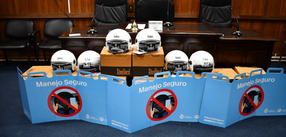 Cascos donados por FIA a Través de Automóvil Club del Uruguay Cascos donados por FIA a Través de Automóvil Club del Uruguay
