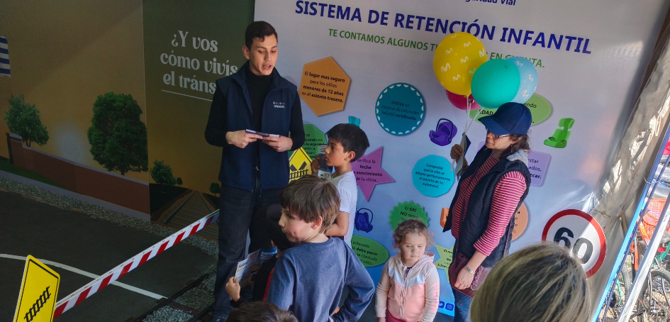 Promotor trabajando con niños en el estand de Unasev Promotor trabajando con niños en el estand de Unasev